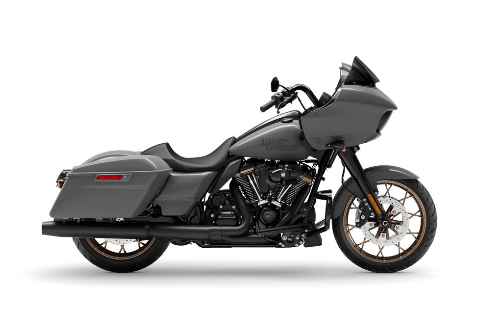 <div class='descrGalleryTitle'>HARLEY-DAVIDSON ROAD GLIDE ST</div><div class='descrGalleryText'><p>L'elegante modello <b>Road Glide ST </b>rispecchia l’attitudine della moto da corsa vincitrice del campionato Screamin’ Eagle Factory e la rinforza grazie alla potenza del propulsore Milwaukee-Eight 117. Il comfort del pilota e la carena a muso di squalo sono un forte richiamo per un pilota che vuole essere veloce su una strada aperta. </p>
<p>Il caratteristico e aerodinamico muso di squalo (shark nose) del Road Glide è dotato di tripla fessura splitstream per limitare l’impatto dell’aria sul casco del pilota. La carenatura è sormontata da un parabrezza scuro a basso profilo e ospita due fari a LED Daymaker. La console e il paramotore a profilo basso completano lo stile del Road Glide ST. </p>
<p>La nuova sella singola mette in mostra il parafango posteriore e aggiunge personalità, insieme alle borse laterali e al parafango anteriore ridotto. La parte anteriore, i comandi, il gruppo propulsore e lo scarico scuri contrastano con le aste, le coperture delle punterie e le alette dei cilindri brillanti. </p>
<p>Un ulteriore contrasto è fornito dalla <b>rifinitura Matte Dark Bronze sui cerchi </b>Prodigy in alluminio fuso, sui dettagli motore, così come il medaglione del coperchio del timer, il medaglione interno, e la classica grafica del serbatoio. Sono disponibili due opzioni di verniciatura: Vivid Black o Gunship Grey.</p>
<p>Gli <b>ammortizzatori posteriori</b> con tecnologia a emulsione sono dotati di un'unica manopola per regolare idraulicamente il precarico. Le <b>forcelle </b>da 49 mm con tecnologia dual bending valve offrono caratteristiche di smorzamento lineare per una guida fluida. La <b>frenata combinata&nbsp;Brembo Reflex&nbsp;con ABS </b>sono di serie. Altre caratteristiche includono il sistema di&nbsp;infotainment Boom! Box GTS&nbsp;con touch screen a colori, due altoparlanti nella carena anteriore e antenna radio nascosta. Di serie la moto ha il cruise control, fari a LED Daymaker, il sistema di sicurezza Smart dotato di chiave elettronica con sensore di prossimità e il <b>pacchetto Cornering Rider Safety Enhancements </b>(che comprende&nbsp;Frenata combinata elettronicamente in curva, cornering-ABS, controllo della trazione in curva, controllo della gestione della coppia in rilascio, controllo della tenuta del veicolo in salita e monitoraggio della pressione degli pneumatici).<br>
</p>
</div>